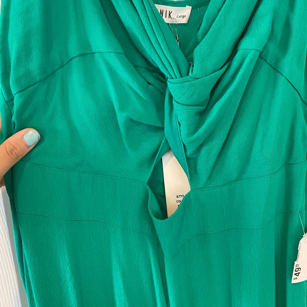 NWT! Green jumpsuit with cutout in front - Picture 3 of 10